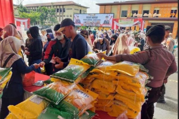 jelang ramadan polda lampung gelar pasar murah untuk bantu penuhi kebutuhan bahan pokok masyarakat 71123