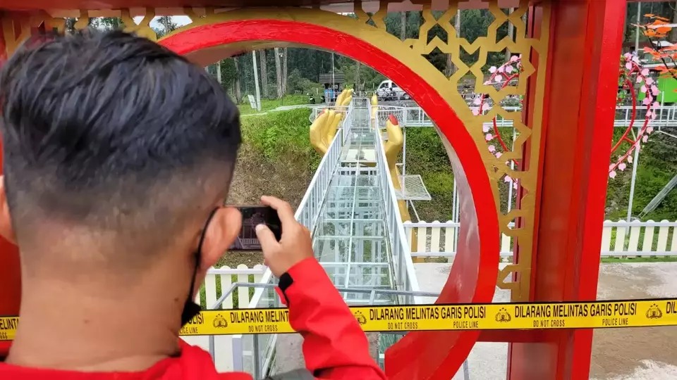 jembatan kaca the geong hutan pinus limpakuwus pecah satu orang meninggal 65341