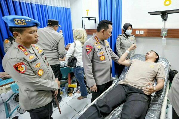 jenguk korban bom bunuh diri polsek astana anyar kapolri tetap semangat lindungi masyarakat 52232