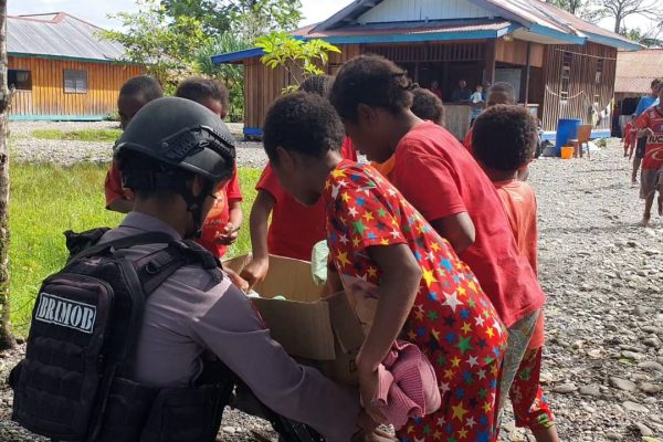 jumat berkah satgas preventif yahukimo sisihkan sebagian rezeki untuk bantu masyarakat 49260