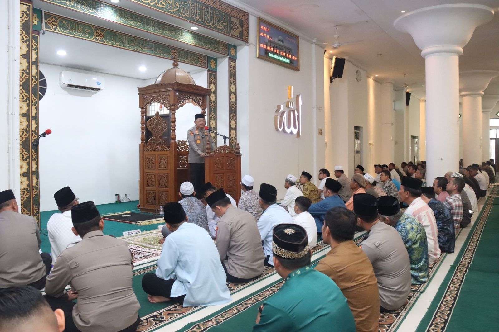 jumat curhat kapolda sumbar berikan imbauan kamtibmas di masjid nurul iman 53845