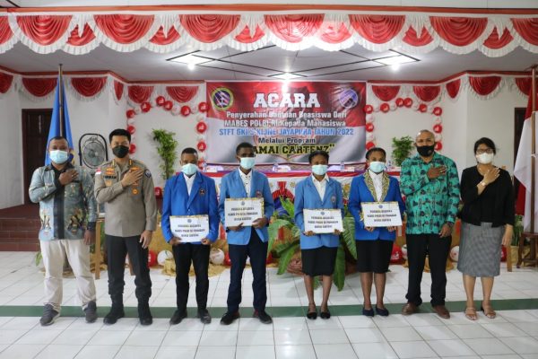 ka ops damai cartenz serahkan bantuan beasiswa kepada empat mahasiswa di jayapura 49165