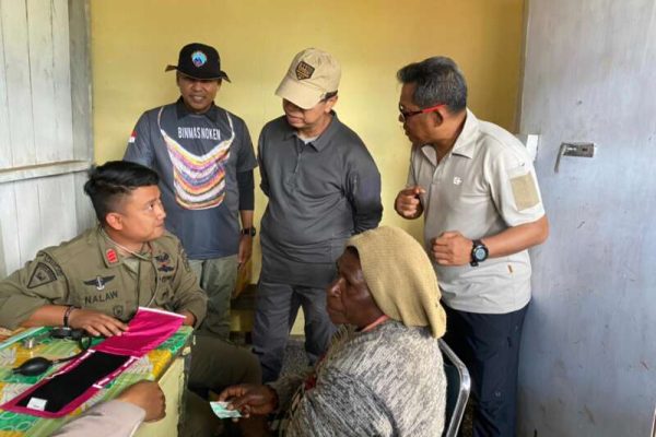ka ops satgas damai cartenz tinjau pelayanan kesehatan gratis di papua 50869