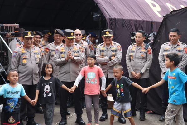 kabaharkam polri ajak anak anak korban gempa cianjur bermain dan bernyanyi 51872