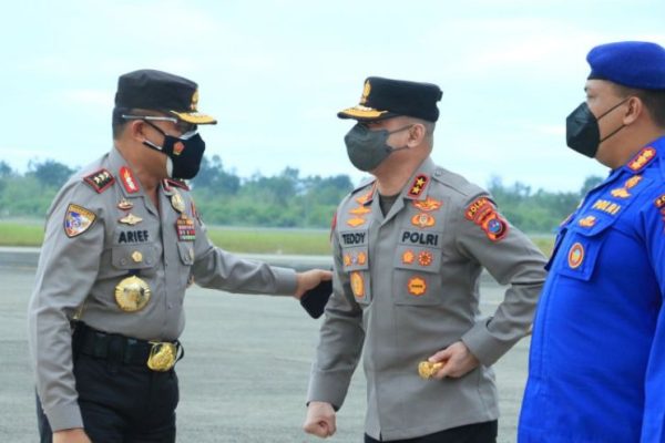 kabarhakam polri melaksanakan kunjungan kerja disambut kapolda sumbar 20936