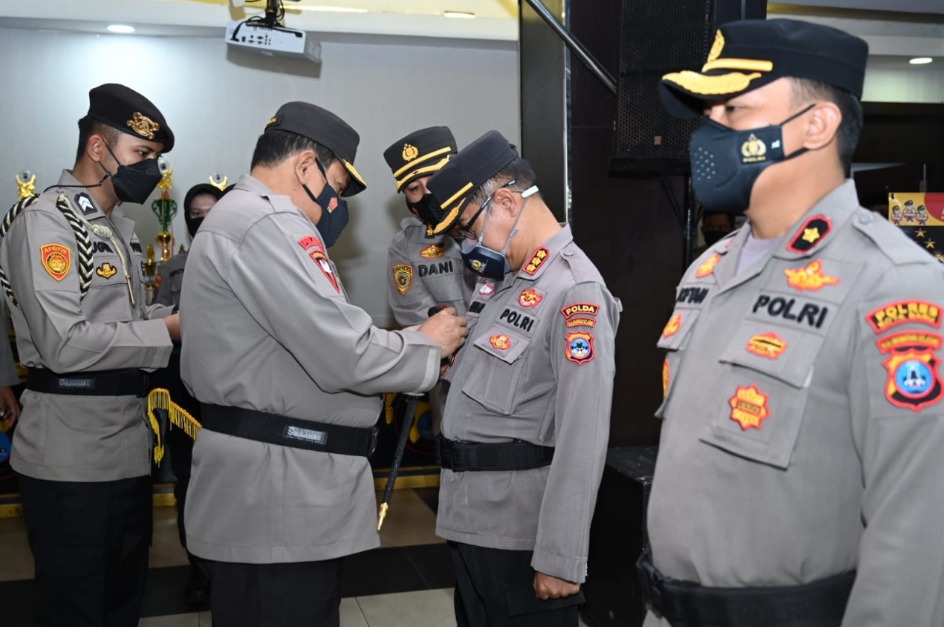 kabid dokkes polda kalsel menerima penyematan pin emas kapolri oleh kapolda kalsel 48123