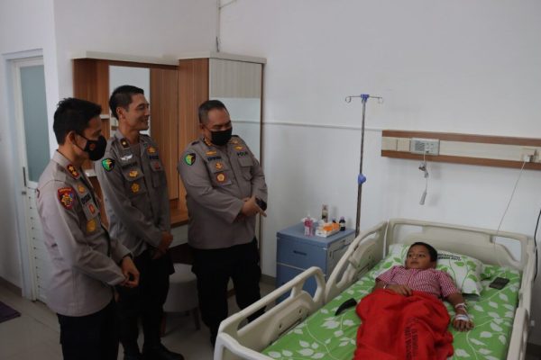 kabiddokkes polda jatim berikan progam kartu bhayangkara prioritas dan home visit pasien 50034