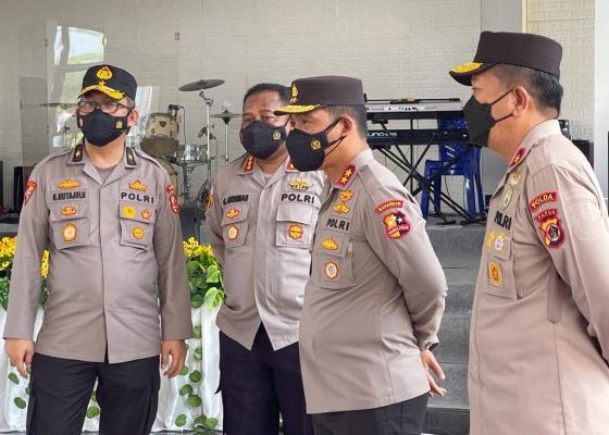 kakorbinmas baharkam polri tinjau gerai vaksinasi presisi di gereja overtom kota jayapura 27191