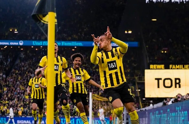 kalahkan frankfurt 4 0 borussia dortmund naik ke klasemen puncak 57172