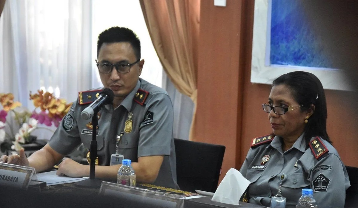 kantor imigrasi surabaya tangkap dpo kasus penyelundupan orang 74083