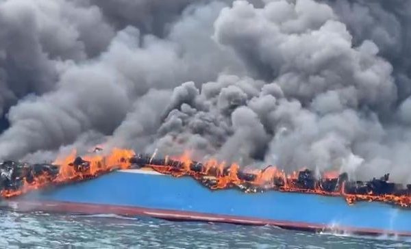 kapal nelayan di anyer terbakar basarnas banten evakuasi 8 abk 50136