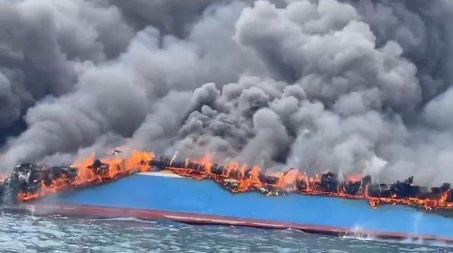 kapal nelayan di anyer terbakar basarnas banten evakuasi 8 abk 50136