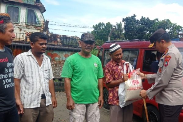 kapolda babel antarkan sembako untuk sopir angkot 49663