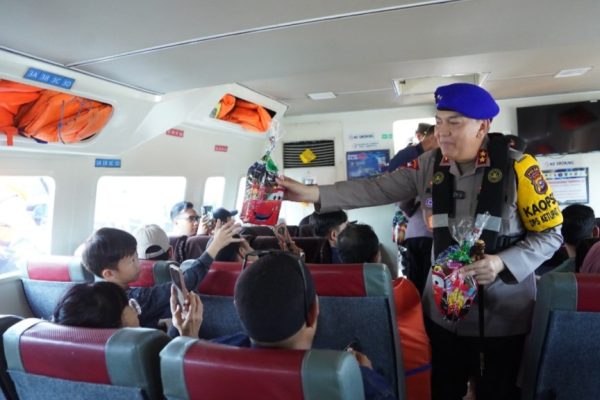 kapolda bagikan jajanan kepada anak anak pemudik di riau 72691