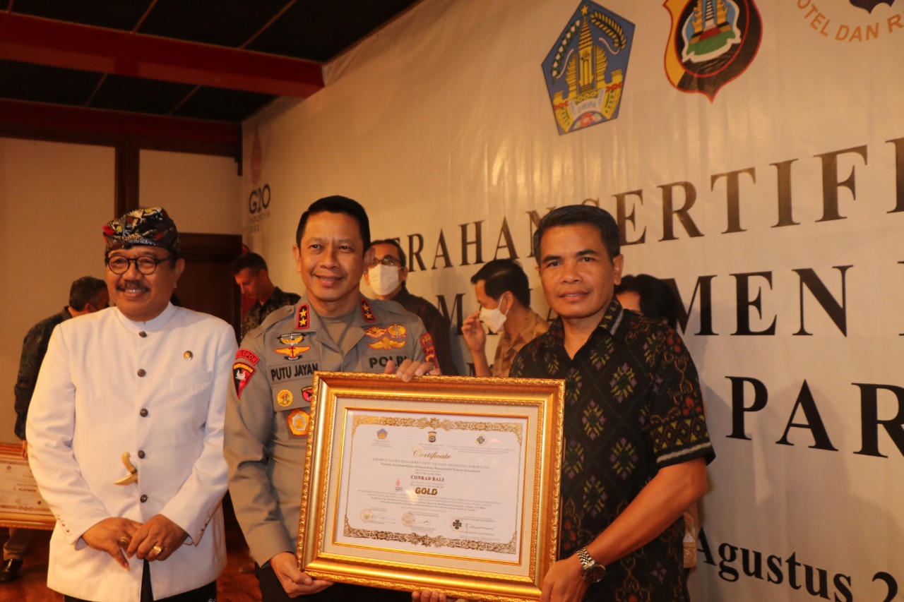kapolda bali serahkan sertifikat asesmen sistem manajemen pengamanan akomodasi pariwisata kepada 8 hotel di bali 49067