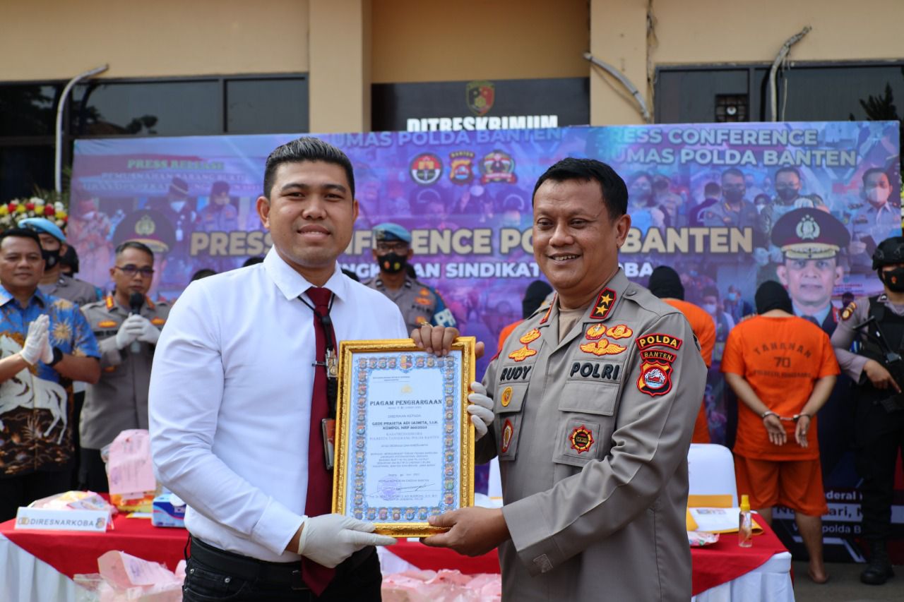 kapolda banten beri penghargaan satresnarkoba ungkap jaringan narkoba internasional 48001 1