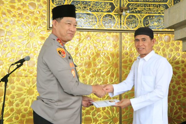 kapolda bengkulu berikan sumbangan untuk masjid agung baitul makmur 71416