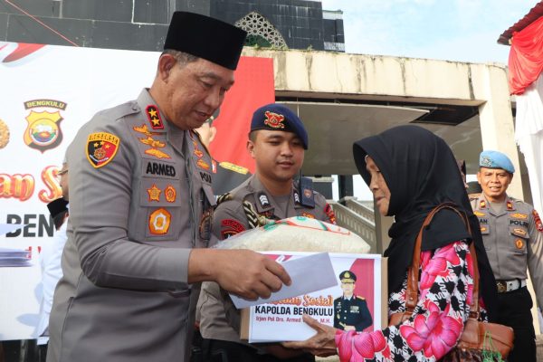 kapolda bengkulu salurkan 100 paket sembako ke warga lebong 71351