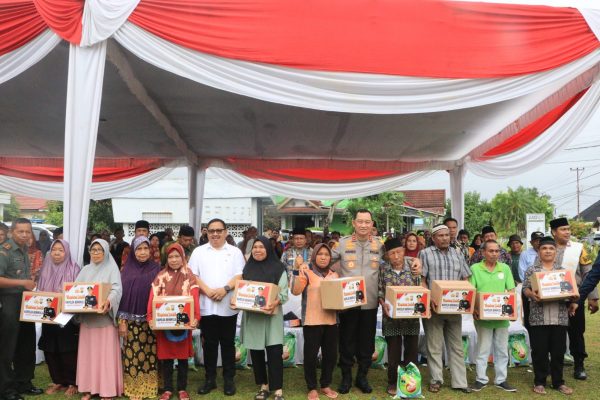 kapolda bengkulu serahkan bantuan sosial kepada warga kurang mampu 71099