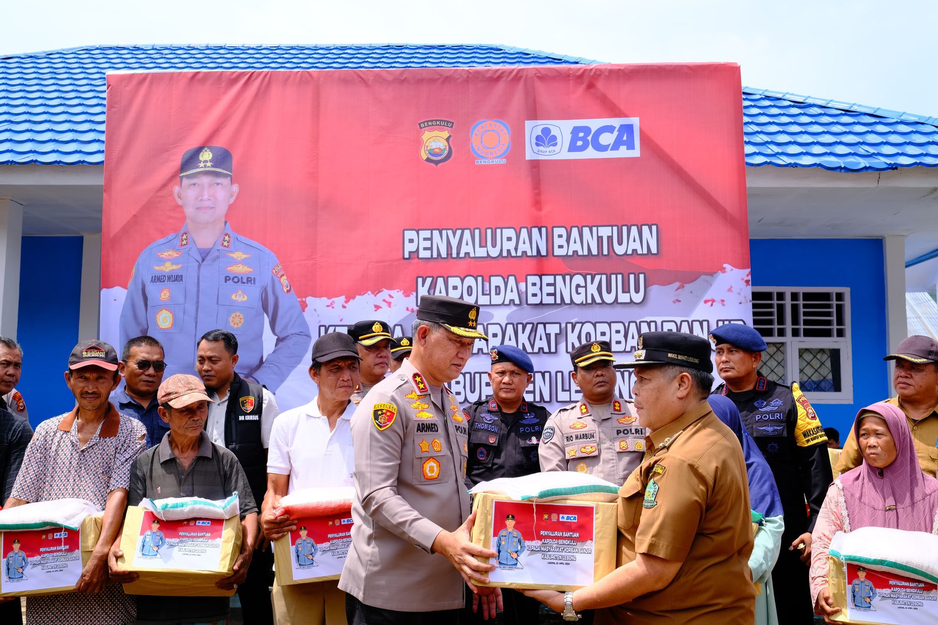 kapolda bengkulu turun langsung salurkan bantuan pada warga terdampak banjir di lebong 73004