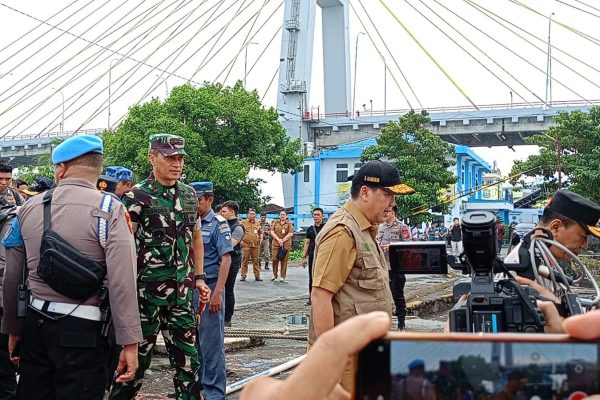 kapolda bersama forkopimda sulut berikan bantuan bagi korban bencana erupsi gunung ruang di tagulandang 72993