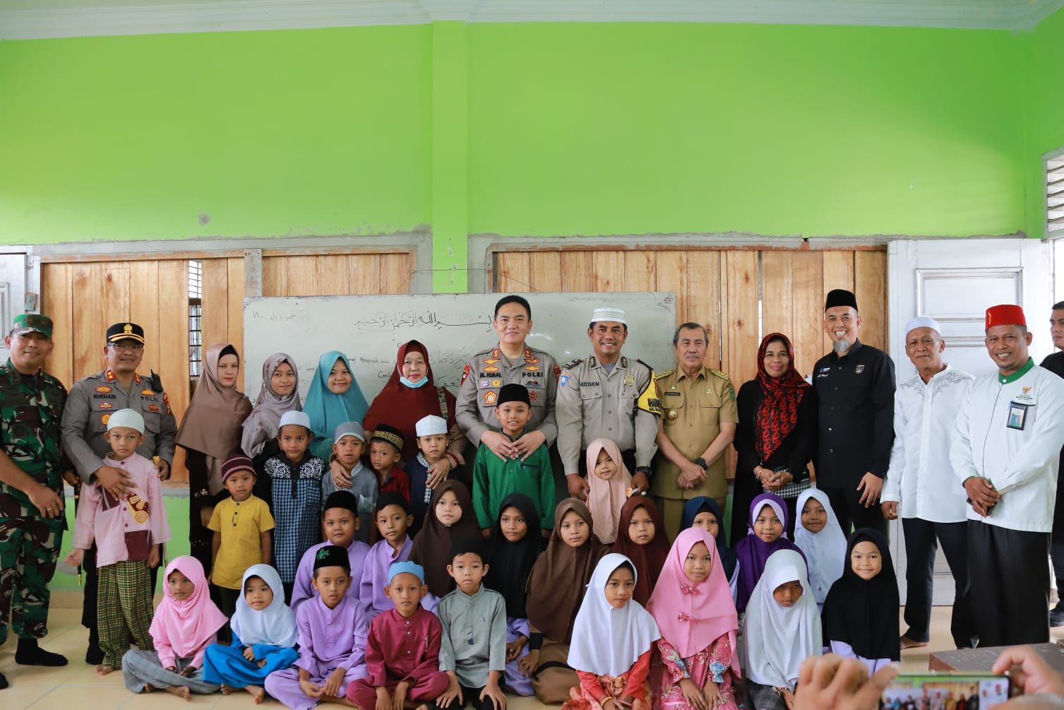kapolda bersama gubernur riau beri kejutan kepada aiptu mustakim pengajar ngaji di tpq zaidatul mukaromah 52373