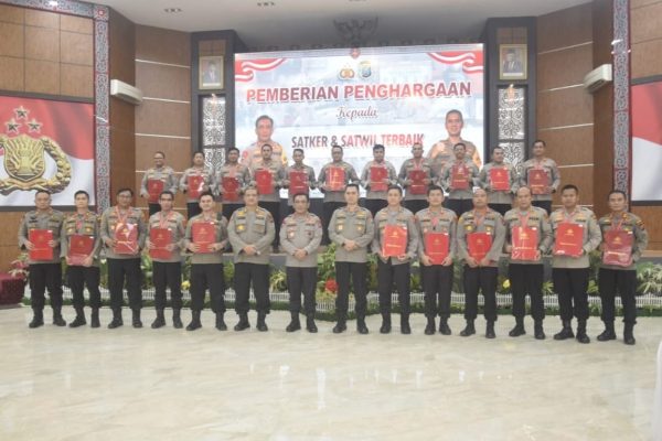 kapolda dan wakapolda sumut beri penghargaan ke kapolres asahan 49281