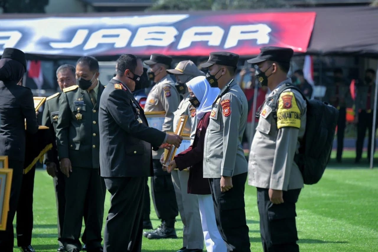 kapolda jabar beri penghargaan kepada bripka mamat yang aktif mengabdi pada masyarakat 48157