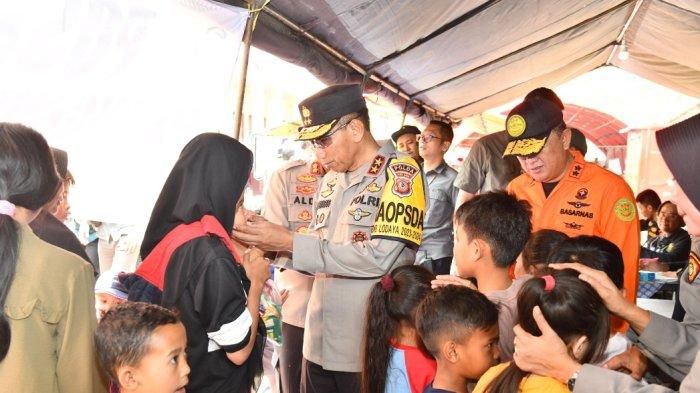 kapolda jabar jenguk warga korban longsor di cipongkor bandung barat 71864