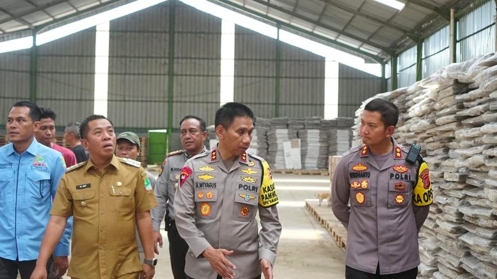 kapolda jabar lakukan pengecekan gudang logistik pemilu milik kpu karawang 66294