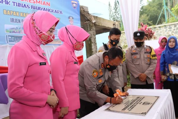 kapolda jabar resmikan sekolah smk yang didirikan bripka sandi praja 49699