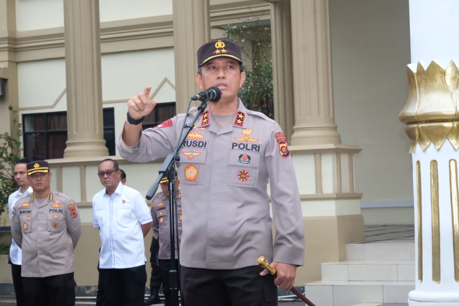 kapolda jambi minta personel lakukan kegiatan positif untuk kembalikan kepercayaan masyarakat 52347