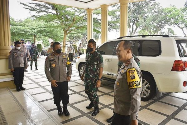 kapolda jambi sambut kedatangan pangdam ii sriwijaya di mapolda 23076
