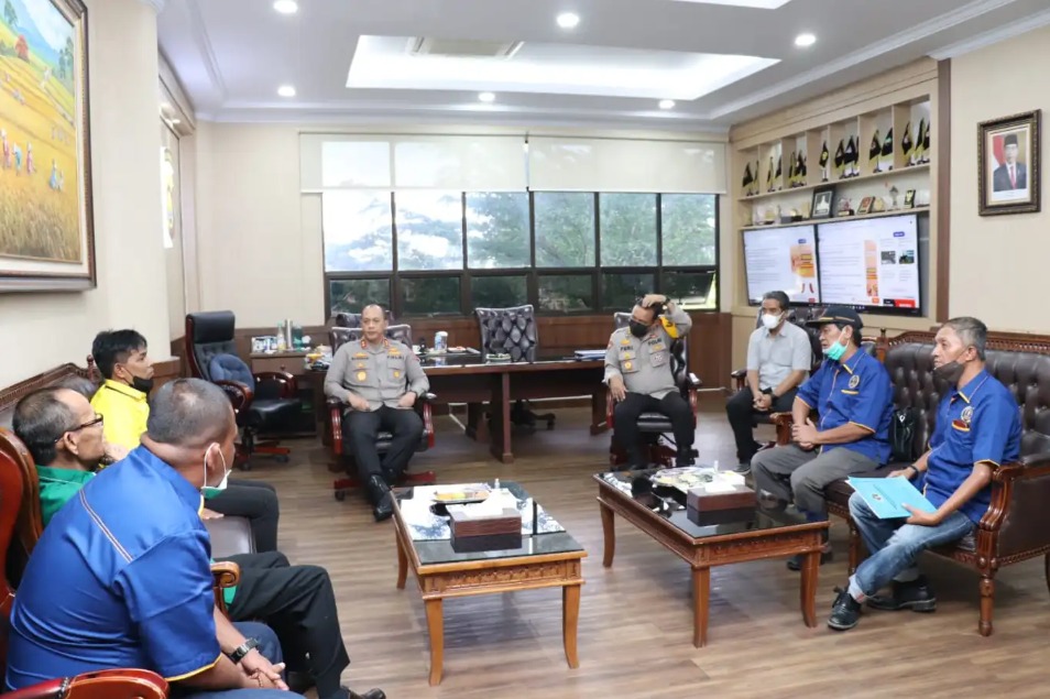 kapolda jambi terima kedatangan panpel pelantikan pengurus pwi 49408