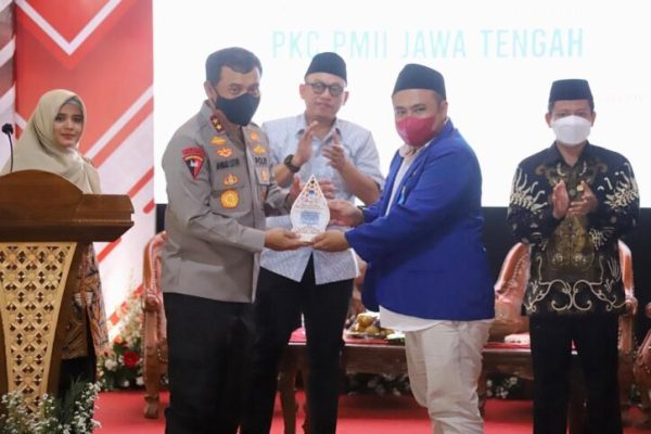 kapolda jateng gandeng mahasiswa untuk bersinergi cari scientific problem solving dampak penyesuaian harga bbm 49830