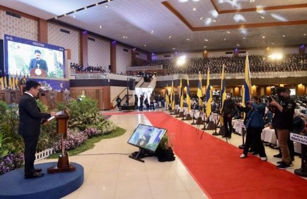 kapolda jatim beri pembekalan wawasan kebangsaan kepada 8 275 mahasiswa baru unair 49066