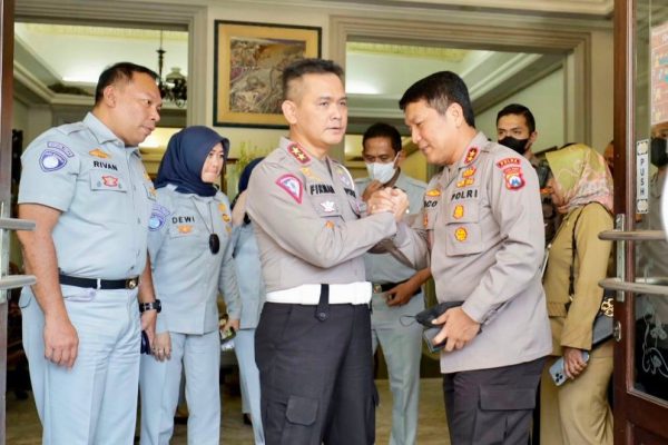 kapolda jatim dampingi kunker kakorlantas polri berikan sosialisasi penghapusan registrasi ranmor 48919