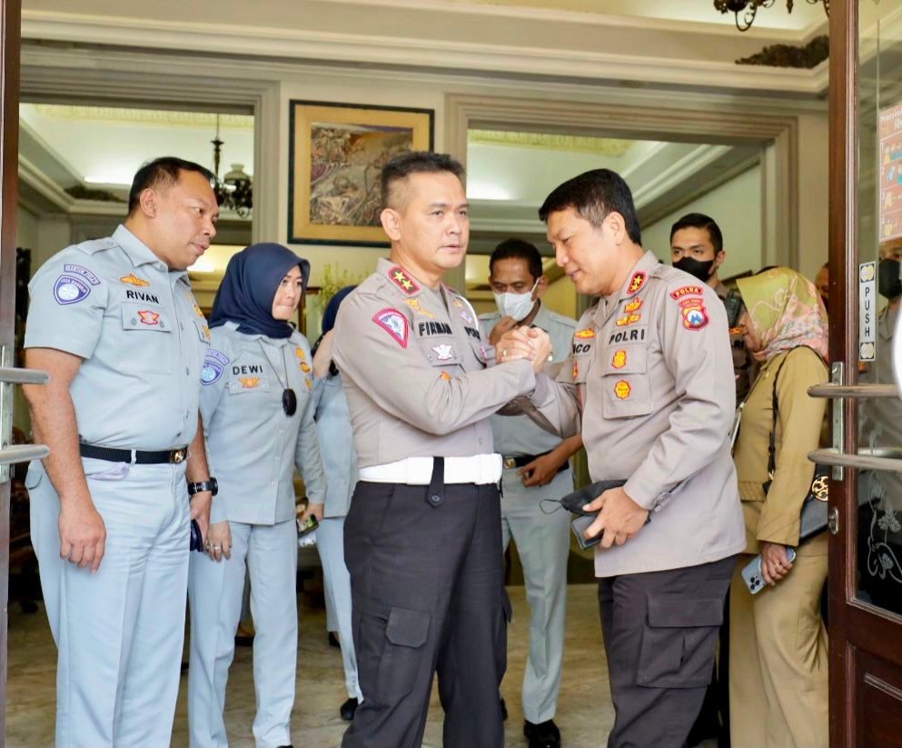 kapolda jatim dampingi kunker kakorlantas polri berikan sosialisasi penghapusan registrasi ranmor 48919