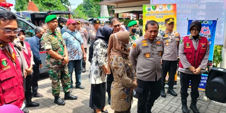 kapolda jatim gelar bhakti kesehatan gratis di kota mojokerto 53571