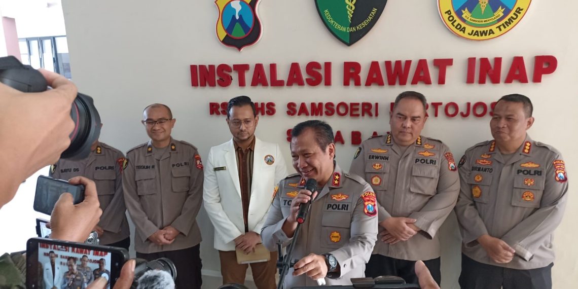kapolda jatim jenguk gadis penjual peyek yang akan jalani operasi di rs bhayangkara 62856