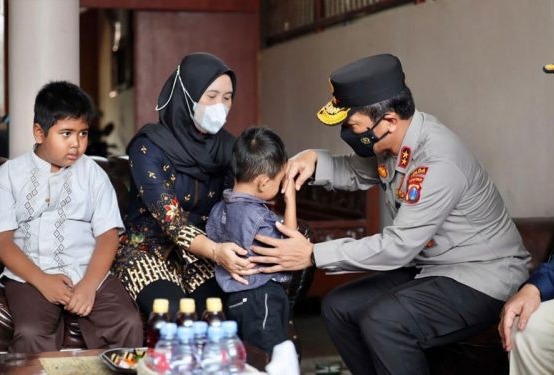 kapolda jatim takziah ke rumah anak polisi korban kanjuruhan 50488