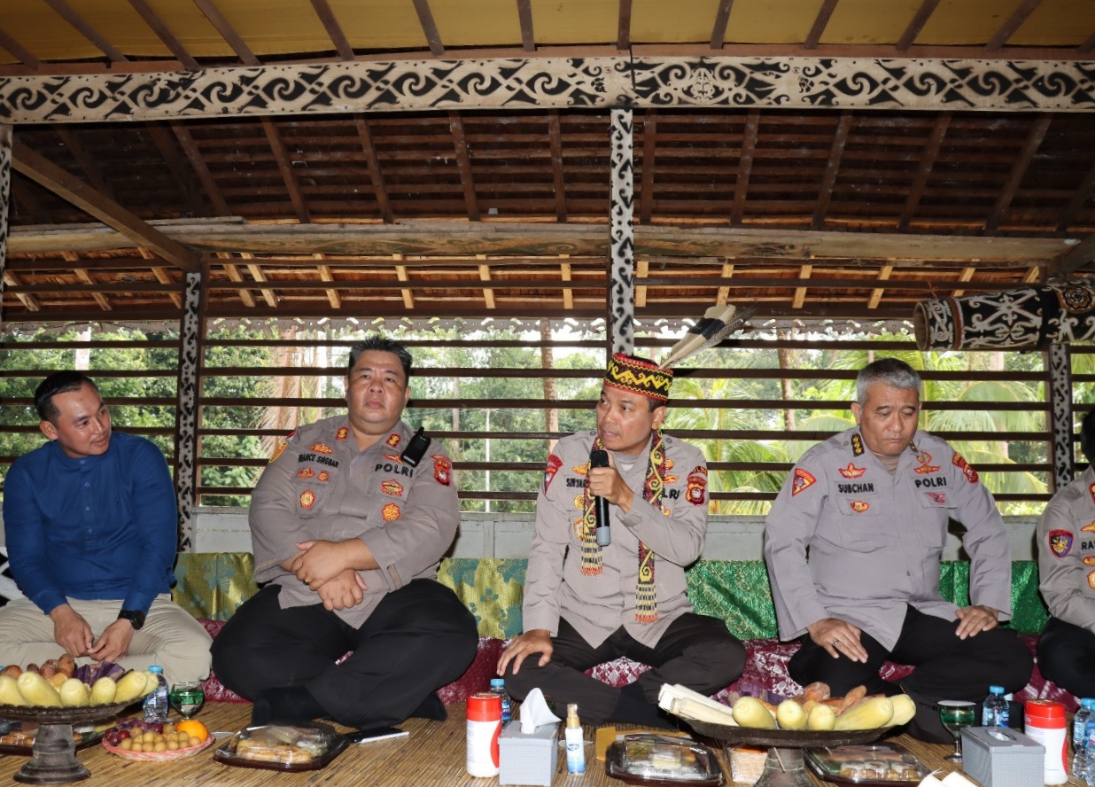 kapolda kalbar silaturahmi dan bagikan bansos kepada warga rumah betang bali gundi 53336