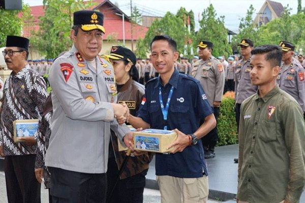 kapolda kalteng bagikan 4 173 bingkisan lebaran 72116