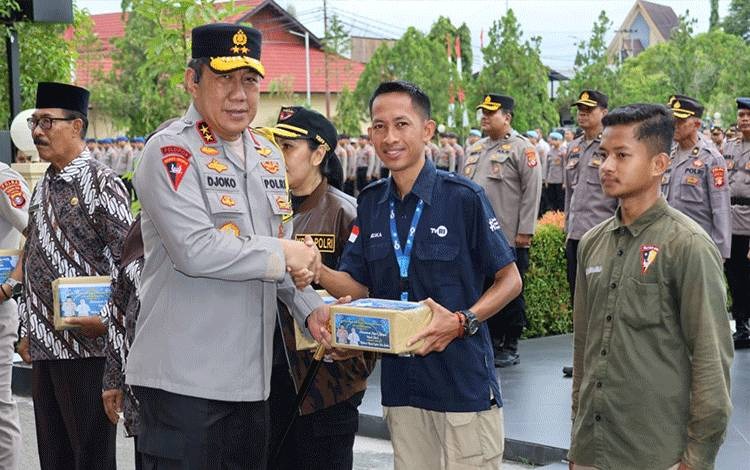 kapolda kalteng bagikan 4 173 bingkisan lebaran 72116