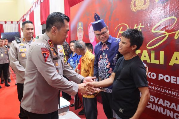 kapolda kalteng berikan bansos ke masyarakat dan penyandang disabilitas 69698