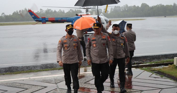 kapolda kalteng pantau kenaikan debit air di wilayah kotawaringin barat dari udara 47063