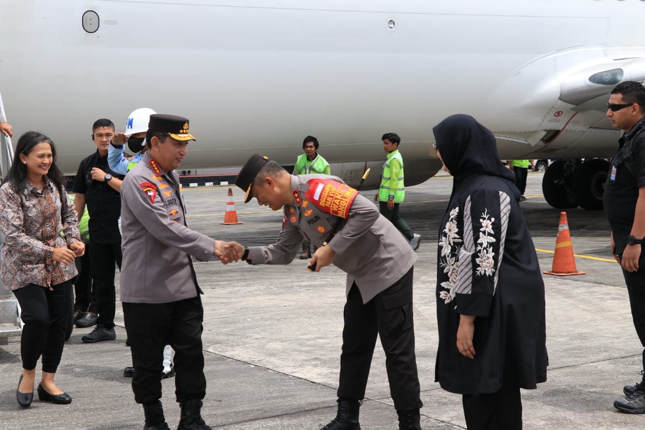 kapolda kaltim sambut kedatangan kapolri beserta ketua umum bhayangkari 54855