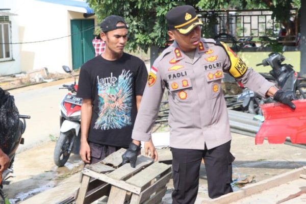 kapolda kepri gelar program bedah rumah bagi korban angin puting beliung di karimun 74259