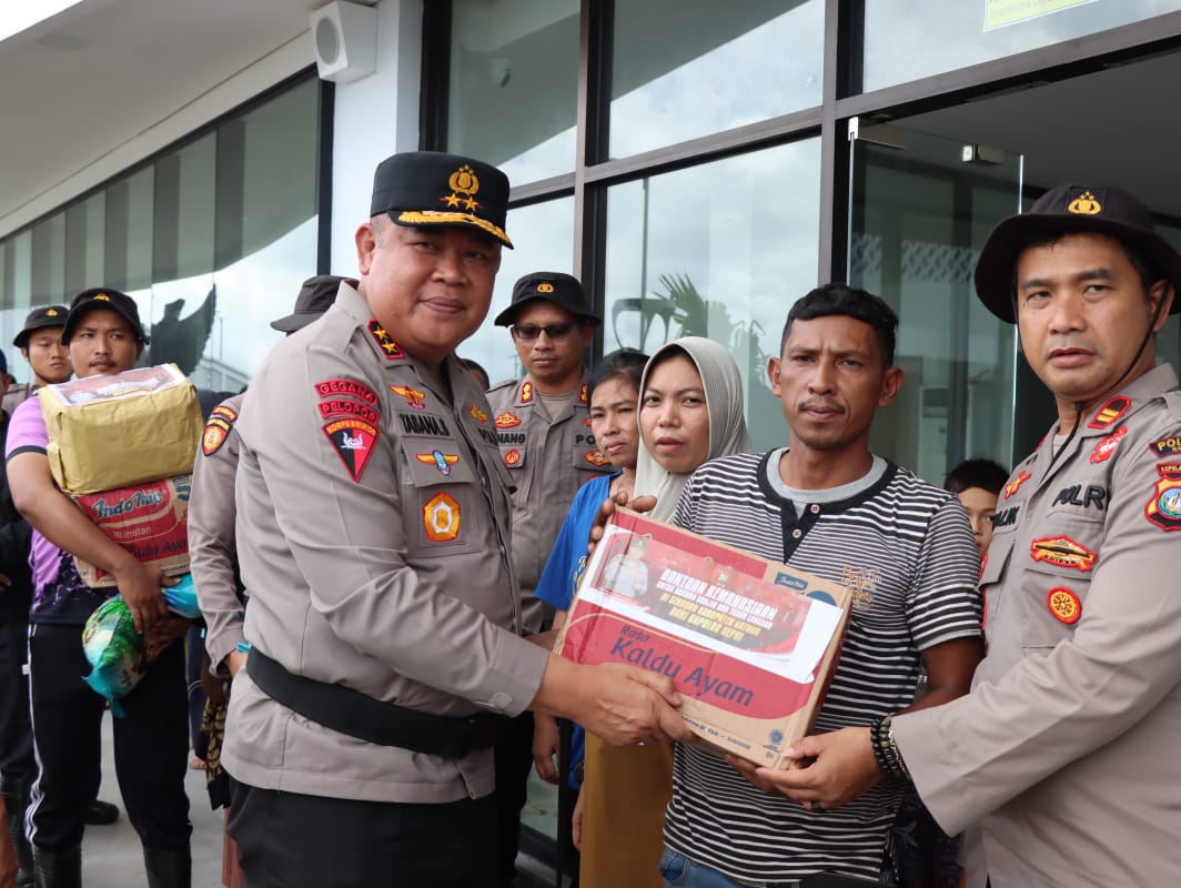 kapolda kepri serahkan 600 paket sembako ke korban longsor 55426