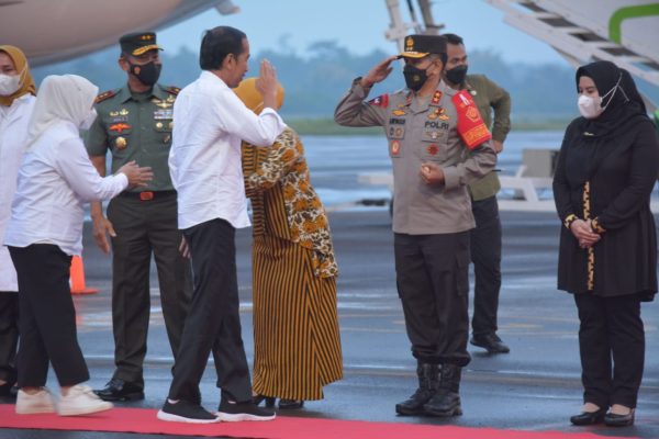 kapolda lampung menyambut kedatangan presiden ri 49428
